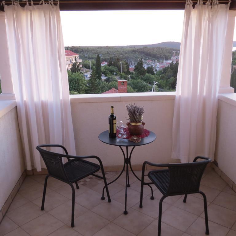 Apartmani Rita Milna  Buitenkant foto