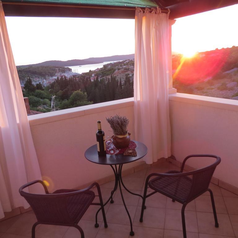 Apartmani Rita Milna  Buitenkant foto