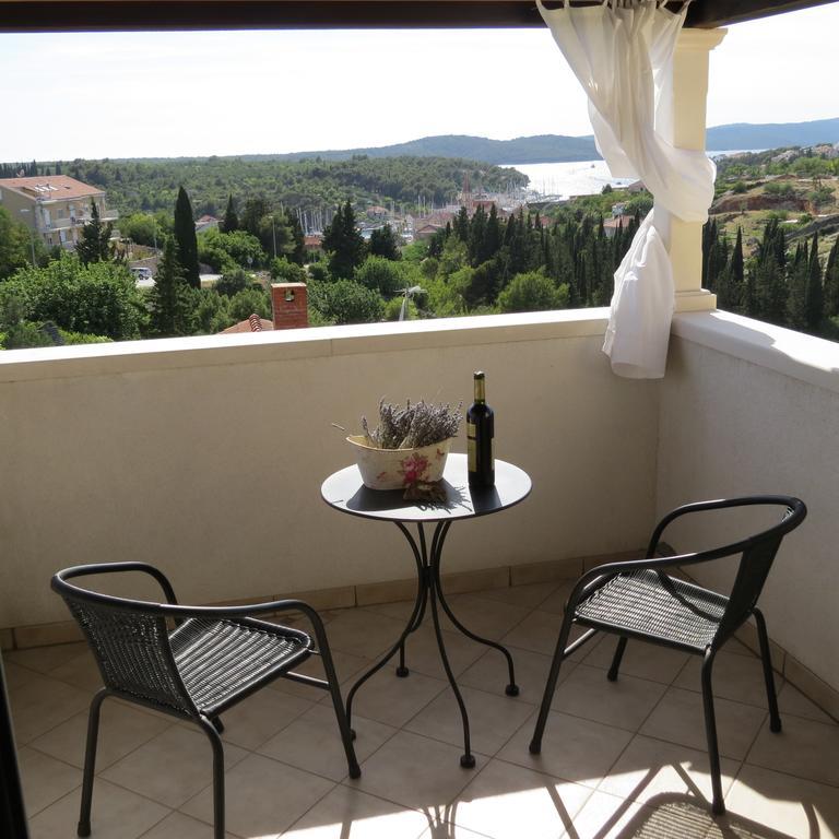 Apartmani Rita Milna  Buitenkant foto