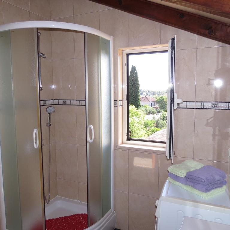 Apartmani Rita Milna  Buitenkant foto