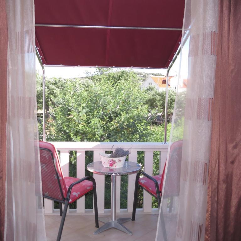 Apartmani Rita Milna  Buitenkant foto
